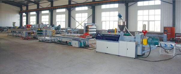 El PVC perfila la cadena de producción del perfil de la máquina/PVC de la fabricación con las líneas plásticas de la protuberancia del control del PLC 2